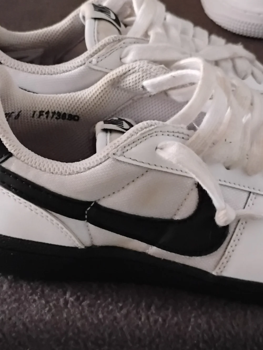 Nike Men’s White and Black Low-Top Sneakers